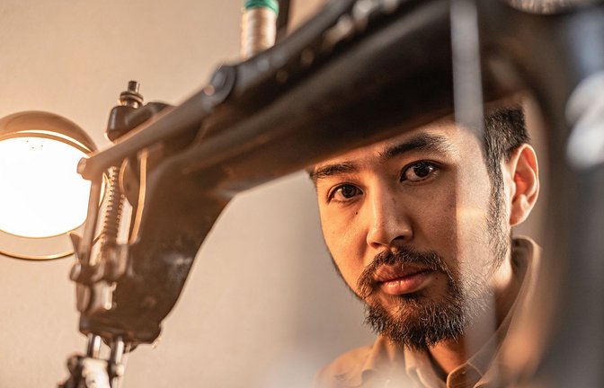Tradition statt Innovation: Kazuya Kimura stellt mit alten Maschinen seine  Herrenschuhe so her wie vor 150 Jahren. 
Foto: Merlin Gröber

Luxusgut:  Rund zwei Wochen arbeitet Kazuya Kimura an einem Paar Schuhe, umgerechnet 2500 Euro verlangt er dafür.<span class='image-autor'>Foto: Merlin Gröber</span>