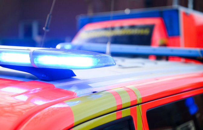 Rettungskräfte brachten die Verletzten in eine Klinik. (Symbolbild)<span class='image-autor'>Foto: dpa/Julian Stratenschulte</span>