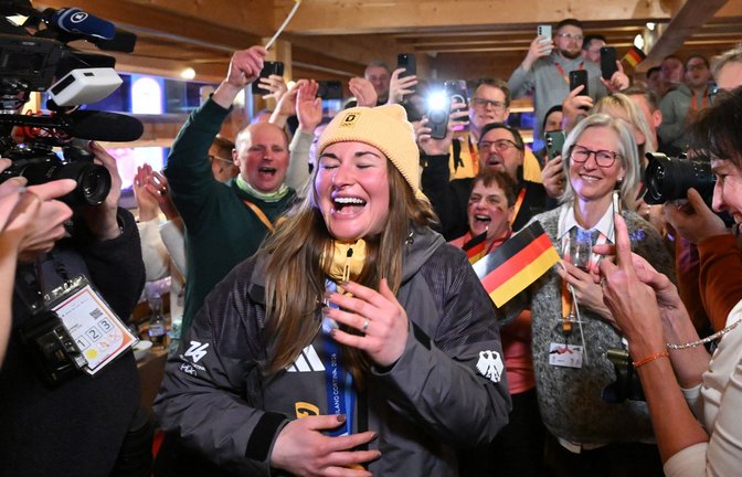 Julia Taubitz bei der Gold-Feier im Deutschen Haus in Cortina d’Ampezzo.<span class='image-autor'>Foto: Robert Michael/dpa</span>
