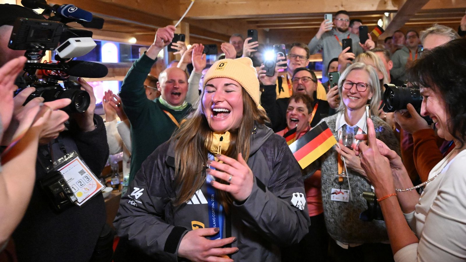 Julia Taubitz bei der Gold-Feier im Deutschen Haus in Cortina d’Ampezzo.Foto: Robert Michael/dpa