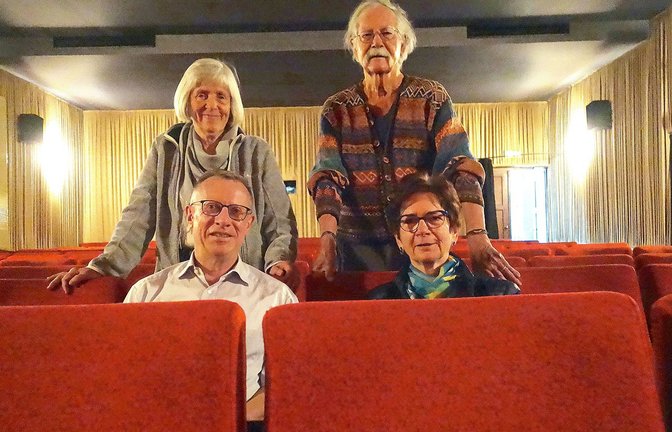Das Ehepaar Wiebke  Dau-Schmidt und Jürgen Glökler  (hinten) sowie Andreas Höhler und Babette Labryga halten das Kino am Laufen.<span class='image-autor'>Foto: Astrid Möslinger</span>
