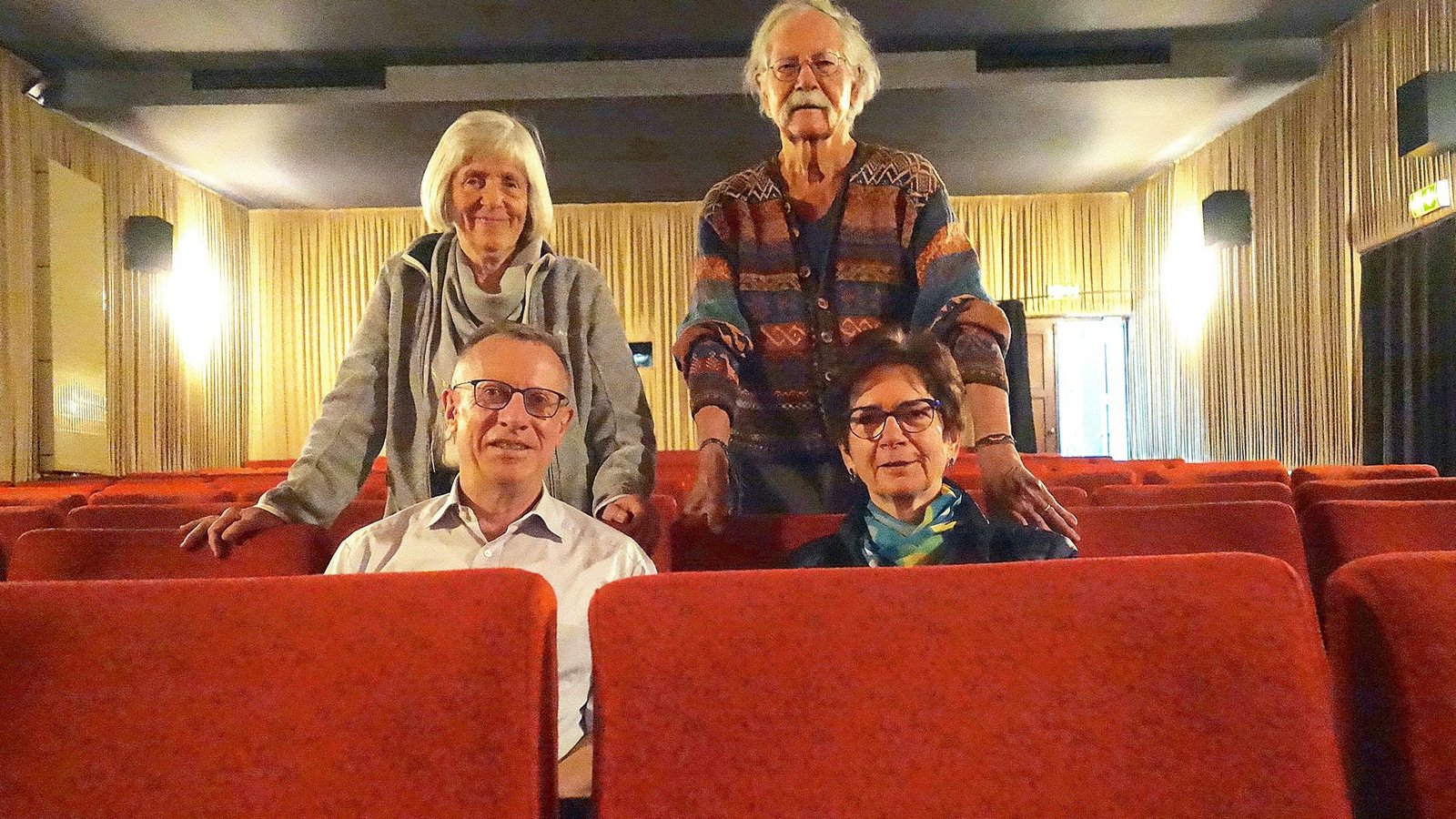 Das Ehepaar Wiebke Dau-Schmidt und Jürgen Glökler (hinten) sowie Andreas Höhler und Babette Labryga halten das Kino am Laufen.Foto: Astrid Möslinger Das Ehepaar Wiebke Dau-Schmidt und Jürgen Glökler (hinten) sowie Andreas Höhler und Babette Labryga halten das Kino am Laufen.Foto: Astrid Möslinger