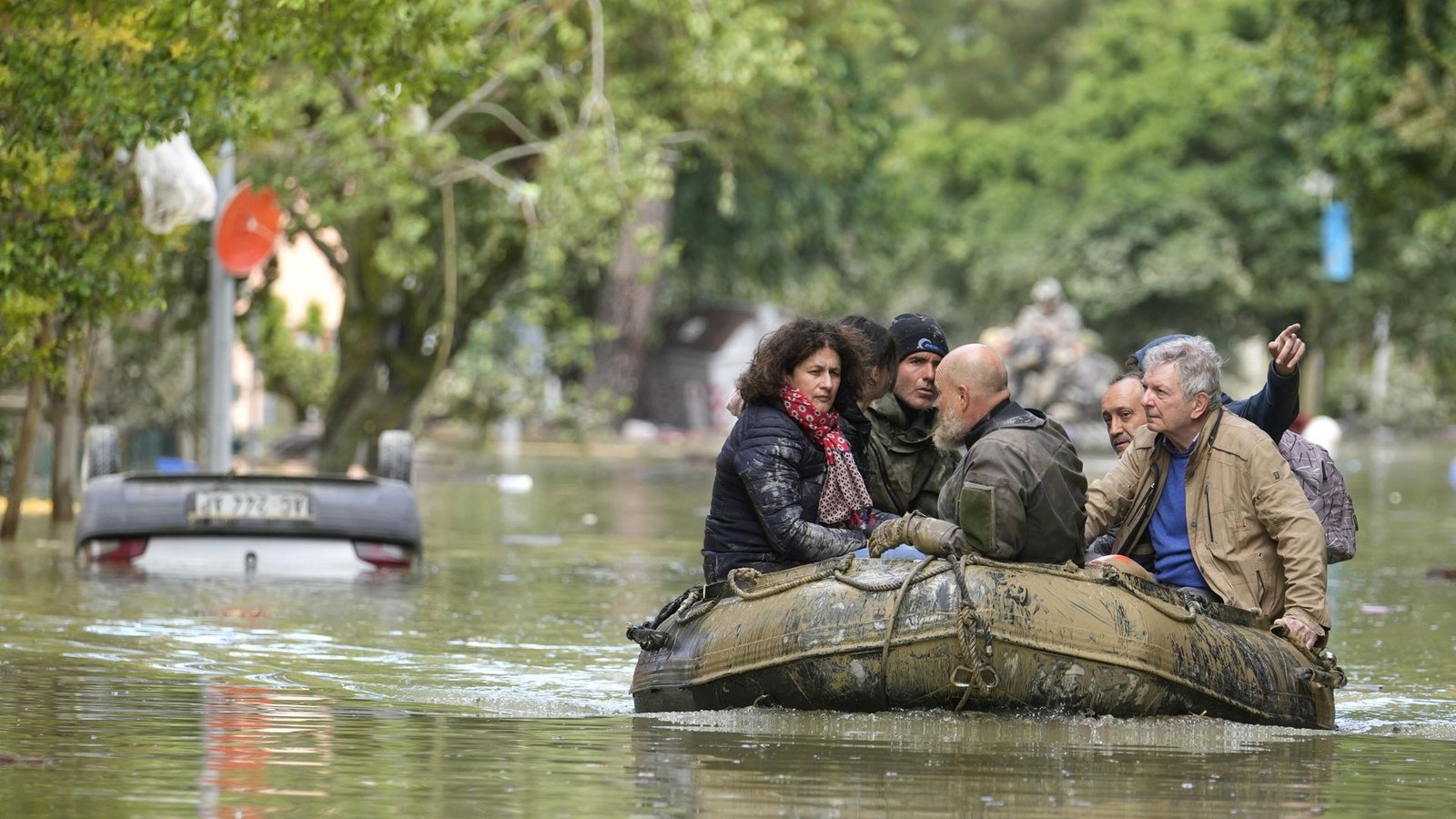 aenza: Menschen werden aus einer überschwemmten Region mit Schlauchbooten evakuiert.Foto: Luca Bruno/AP/dpa aenza: Menschen werden aus einer überschwemmten Region mit Schlauchbooten evakuiert.Foto: Luca Bruno/AP/dpa