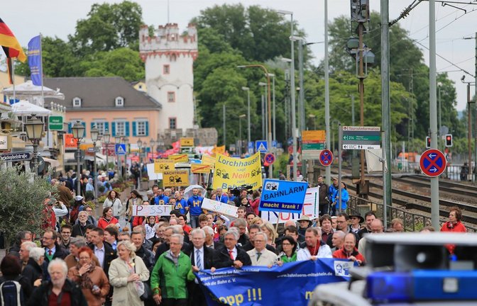 Ein Protestzug in Rüdesheim – der Streit mit der Bahn währt bereits viele Jahre.<span class='image-autor'>Foto: &nbsp;</span>