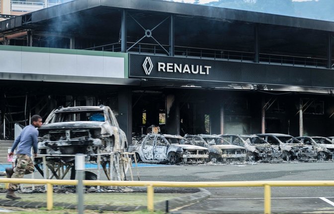 Nouméa, die Hauptstadt des französischen Neukaledonien in den vergangenen Tagen: Ausgebrannte Autos und Proteste bestimmen das Stadtbild.<span class='image-autor'>Foto: dpa/Theo Rouby</span>