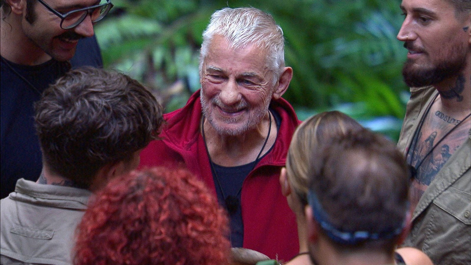 Heinz Hoenig (Mitte) musste sich von den anderen Dschungelstars verabschieden.Foto: RTL/Tag 12 Heinz Hoenig (Mitte) musste sich von den anderen Dschungelstars verabschieden.Foto: RTL/Tag 12