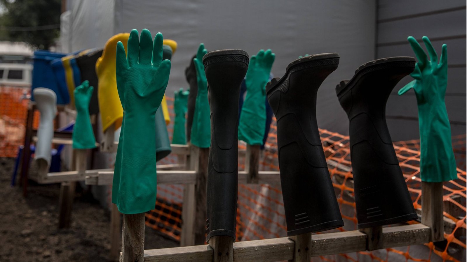 Gummistiefel und Handschuhe zum Infektionsschutz vor Ebola hängen zum Trocknen in einem Hopital in Goma in der Demokratischen Republik Kongo.Foto: Imago/ZumaPress