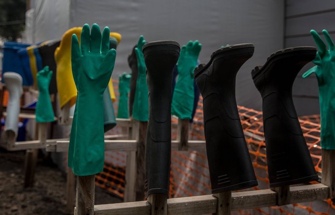 Gummistiefel und Handschuhe zum Infektionsschutz vor Ebola hängen zum Trocknen in einem Hopital in Goma in der Demokratischen Republik Kongo.<span class='image-autor'>Foto: Imago/ZumaPress</span>