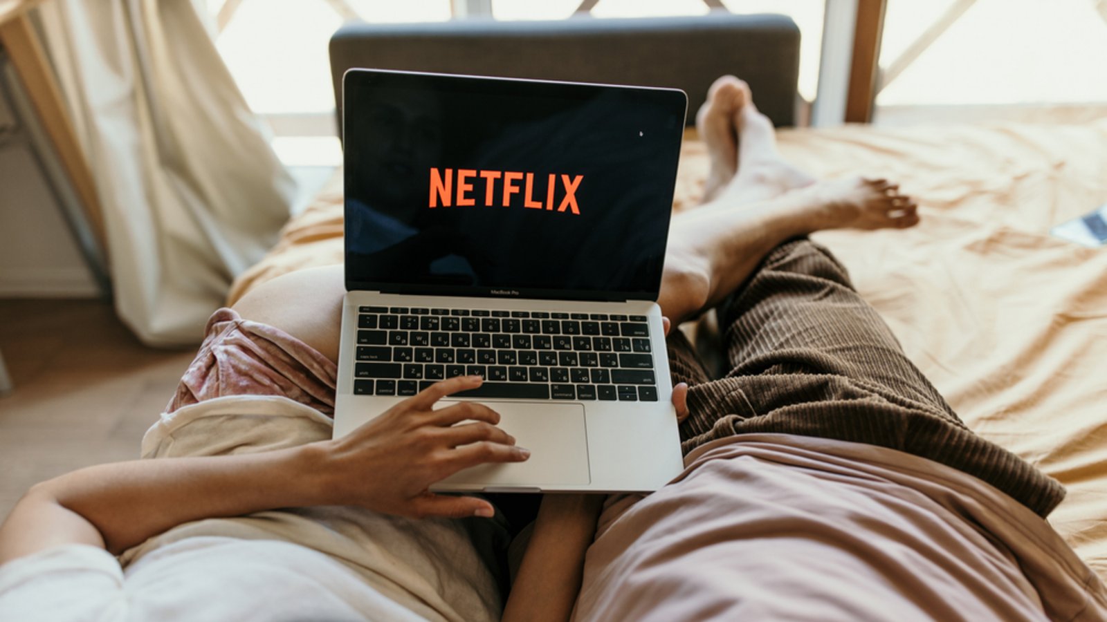 Wir empfehlen gute Filme für "Netflix and Chill"Foto: WeDesing/Shutterstock Wir empfehlen gute Filme für "Netflix and Chill"Foto: WeDesing/Shutterstock