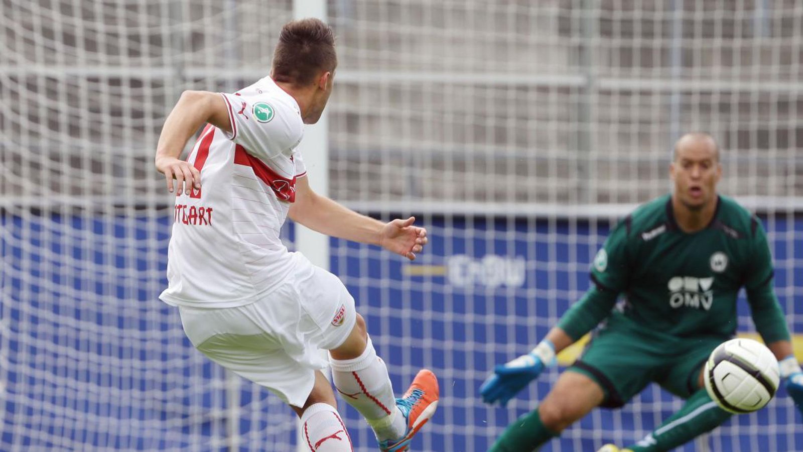 3.Liga: VfB II gegen Wacker Burghausen, Loboué wirft sich einem Schuss von Pascal Breier entgegen.Foto: Pressefoto Baumann 3.Liga: VfB II gegen Wacker Burghausen, Loboué wirft sich einem Schuss von Pascal Breier entgegen.Foto: Pressefoto Baumann