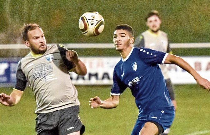 Den Ball fest im Blick: Marcel Bauer und die SGM Roßwag/Mühlhausen sowie Aymane Fouila und der TSV Münchingen haben sich gestern nichts geschenkt. Foto: Leitner