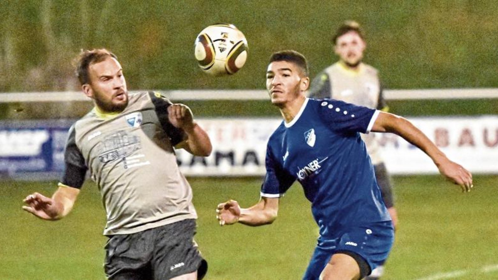 Den Ball fest im Blick: Marcel Bauer und die SGM Roßwag/Mühlhausen sowie Aymane Fouila und der TSV Münchingen haben sich gestern nichts geschenkt. Foto: Leitner Den Ball fest im Blick: Marcel Bauer und die SGM Roßwag/Mühlhausen sowie Aymane Fouila und der TSV Münchingen haben sich gestern nichts geschenkt. Foto: Leitner