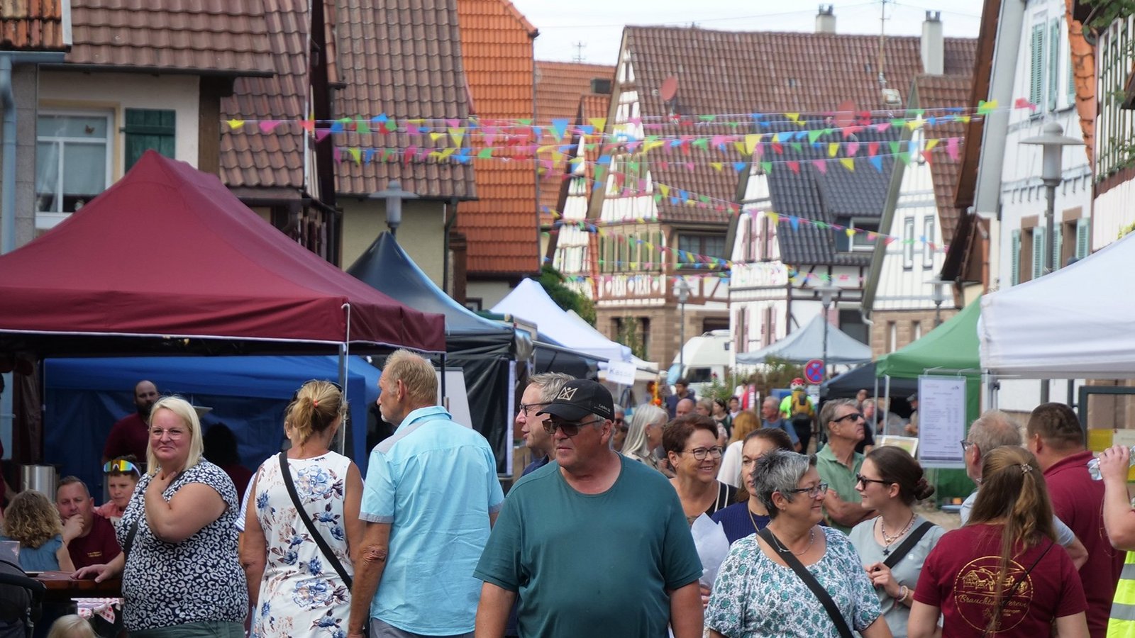 Nach mehreren Jahren Pause wieder volle Gassen im Schützinger Ortskern: Zwei Tage lang laden zahlreiche Stände und Aktionen am Wochenende zum Bummeln und Mitmachen ein. Schon zum Auftakt am Samstag ist richtig viel los. Fotos: Friedrich