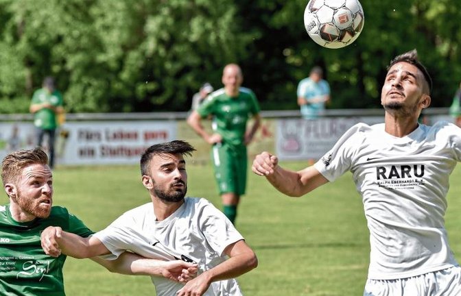 Tomas Karabas (rechts) war zuletzt angeschlagen, Fatih Arslan (Mitte) ist im Urlaub. Dennoch sieht Enzweihingens Trainer Xhavit Halilaj vor dem Spiel gegen Sachsenheim Chancen. Foto: Leitner