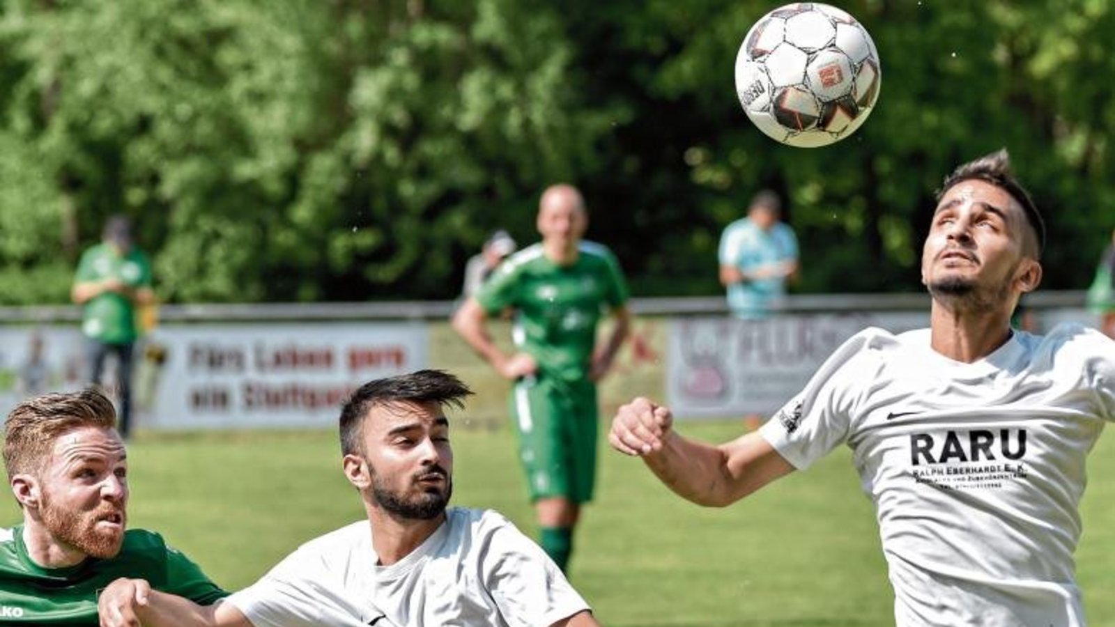 Tomas Karabas (rechts) war zuletzt angeschlagen, Fatih Arslan (Mitte) ist im Urlaub. Dennoch sieht Enzweihingens Trainer Xhavit Halilaj vor dem Spiel gegen Sachsenheim Chancen. Foto: Leitner Tomas Karabas (rechts) war zuletzt angeschlagen, Fatih Arslan (Mitte) ist im Urlaub. Dennoch sieht Enzweihingens Trainer Xhavit Halilaj vor dem Spiel gegen Sachsenheim Chancen. Foto: Leitner