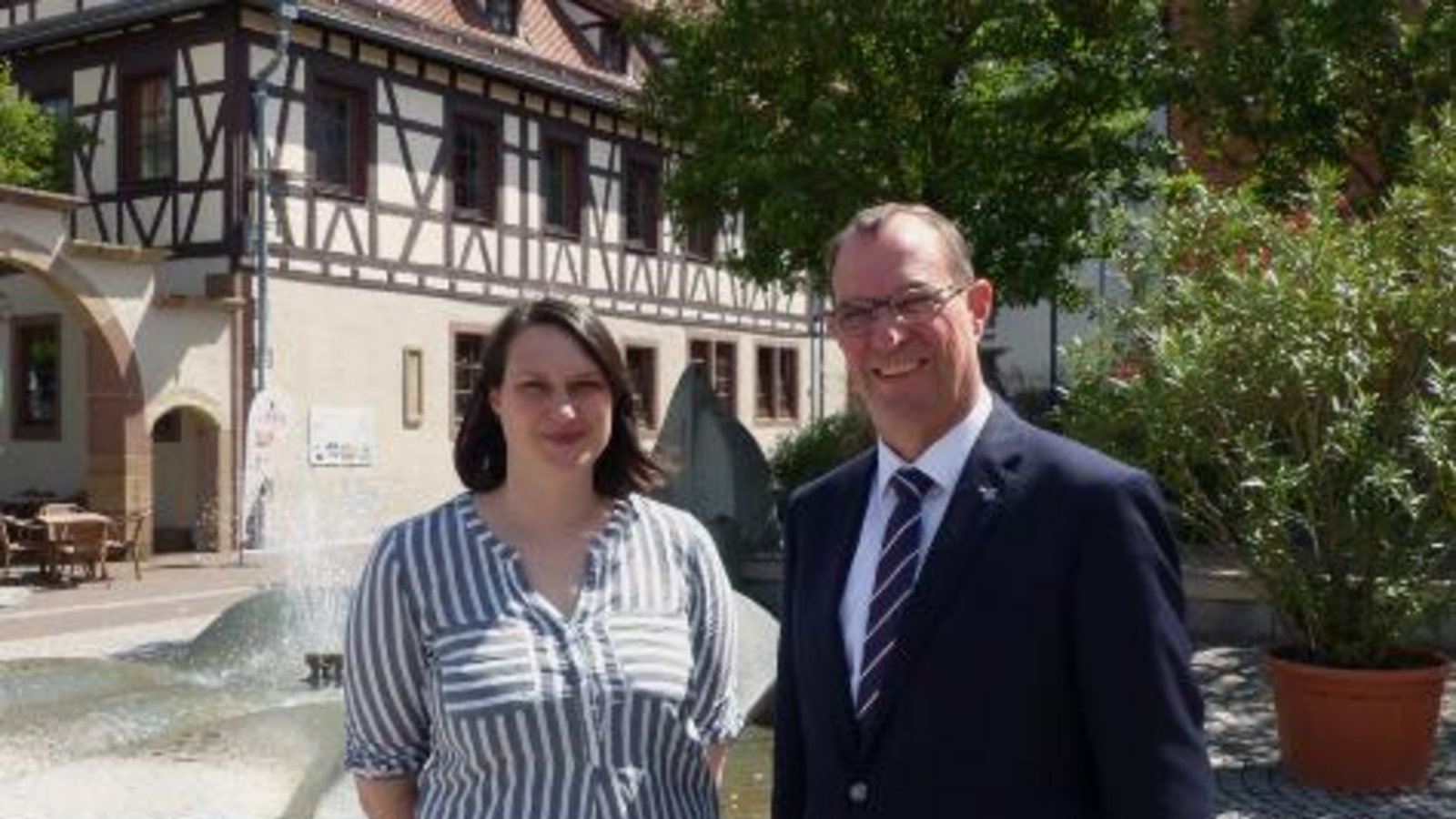 OB Frank Schneider hieß die neue Klimaschutzmanagerin willkommen.  Foto: p