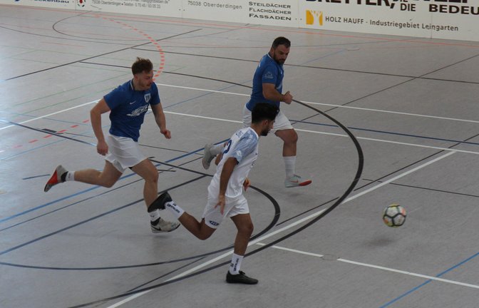 Die beiden Vaihinger Daniel Beck (links, blau) und Qendrim Emini (rechts, blau) verfolgen einen Flehinger Spieler.   <span class='image-autor'>Foto: Dittrich</span>