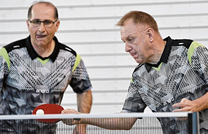 Winfried Leinweber und Livis Pala (von rechts) sind ganz knapp am Ehrenpunkt für den TSV Hochdorf II bei der 0:9-Niederlage gegen den TSV Asperg II vorbeigeschrammt. Foto: Leitner