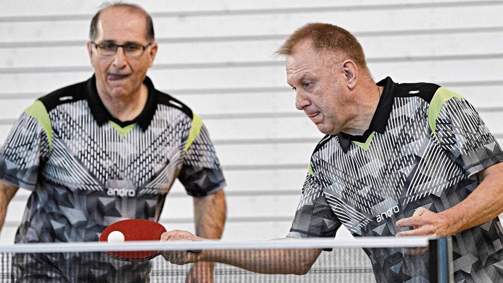 Winfried Leinweber und Livis Pala (von rechts) sind ganz knapp am Ehrenpunkt für den TSV Hochdorf II bei der 0:9-Niederlage gegen den TSV Asperg II vorbeigeschrammt. Foto: Leitner