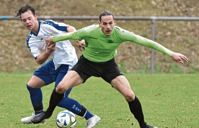Zweikampf im Eichwaldpark: Illingens Davide Tasselli (links) und Timo Bopp vom gastgebenden TSV Nussdorf schenken sich nichts. Am Ende steht ein torloses Unentschieden.  Foto: Leitner