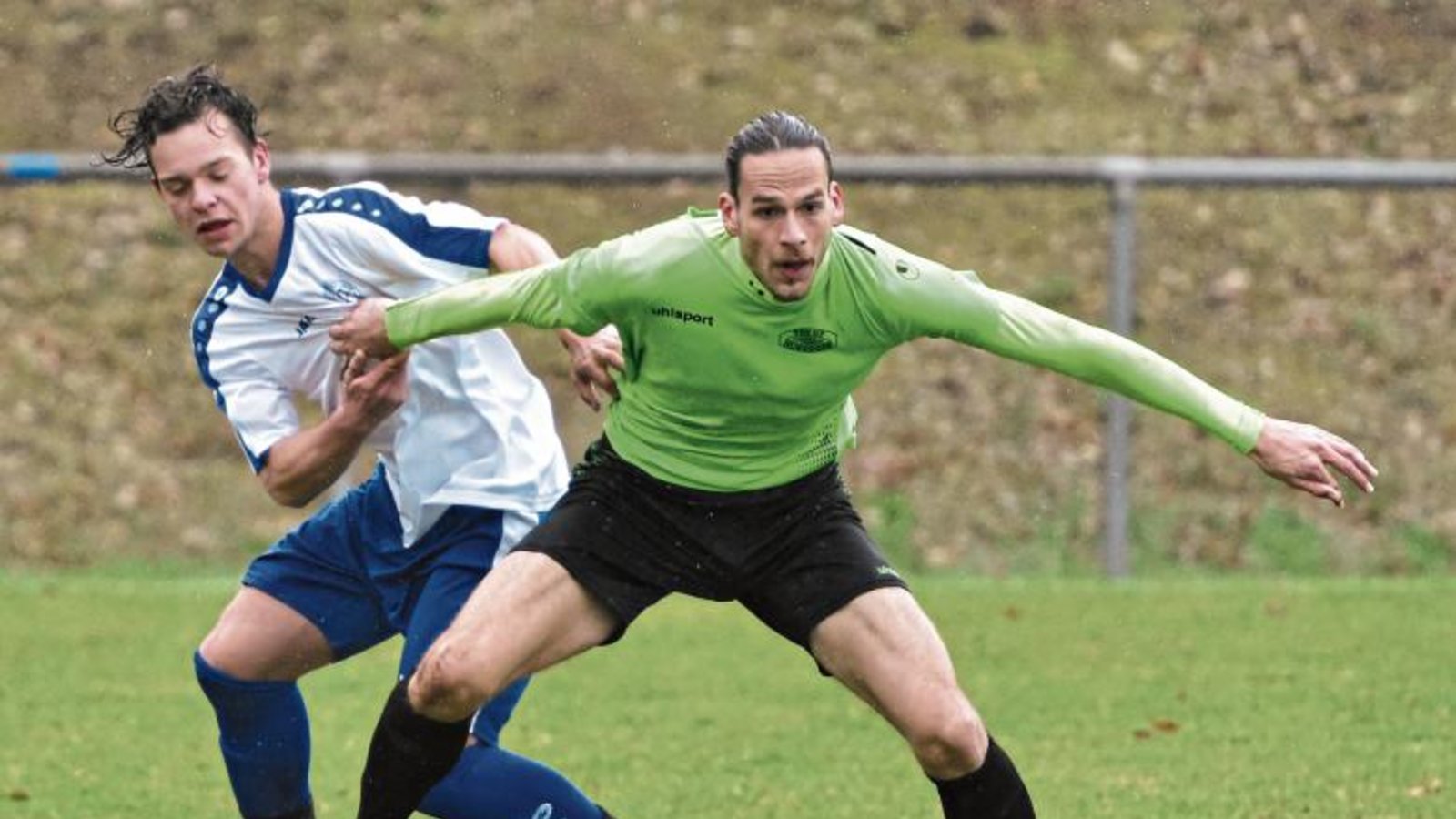 Zweikampf im Eichwaldpark: Illingens Davide Tasselli (links) und Timo Bopp vom gastgebenden TSV Nussdorf schenken sich nichts. Am Ende steht ein torloses Unentschieden. Foto: Leitner Zweikampf im Eichwaldpark: Illingens Davide Tasselli (links) und Timo Bopp vom gastgebenden TSV Nussdorf schenken sich nichts. Am Ende steht ein torloses Unentschieden. Foto: Leitner
