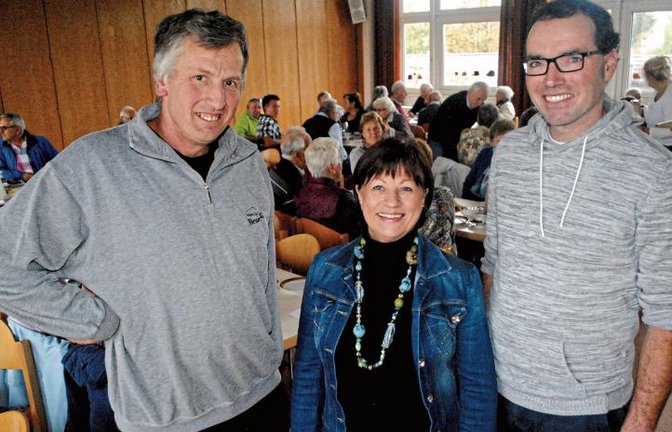 Judit Knöller, ehrenamtliche Vorsitzende des Bildungswerkes, begrüßte Jörg Blessing (links) und Christoph Gutjahr zum „Offenen Nachmittag“. Foto: Stahlfeld