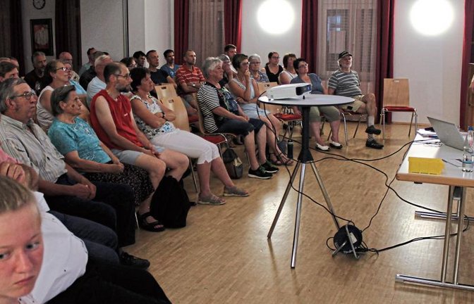 Ramona Reinke referiert im Gemeindezentrum in Sersheim. Foto: Pfisterer