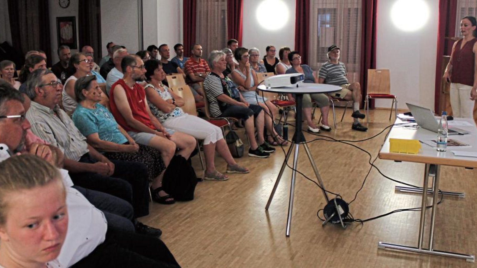 Ramona Reinke referiert im Gemeindezentrum in Sersheim. Foto: Pfisterer