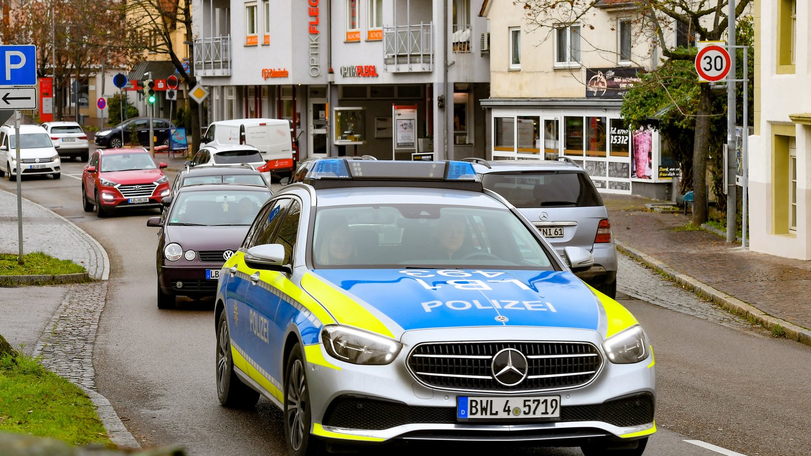 Die Sachsenheimer Polizeibeamten sind viel in der Stadt unterwegs. Laut dem Leiter des Sachsenheimer Postens, Bernd Nagel, gibt es keinen „Brennpunkt“ in der Stadt.  Foto: Kalb