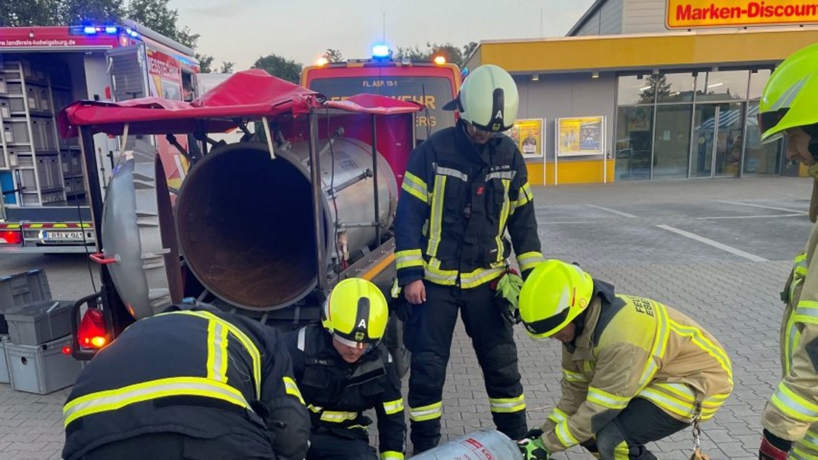 Die Gasflasche mit dem Defekt im Ventilbereich wird gesichert.   Foto: Feuerwehr Eberdingen