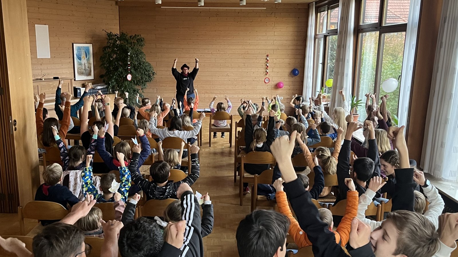 Grund zum Feiern: Die Kinderbibeltage sind 18 Jahre alt. Foto: p Grund zum Feiern: Die Kinderbibeltage sind 18 Jahre alt. Foto: p