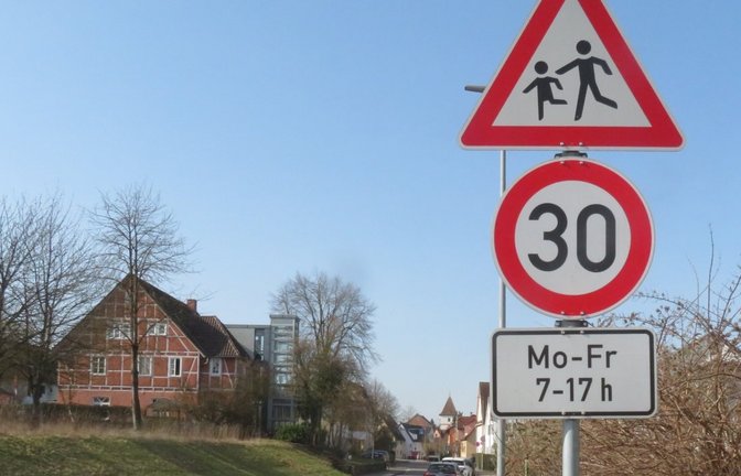 In diesem Abschnitt der Bahnhofstraße in Kleinglattbach soll laut Lärmaktionsplan zukünftig ganztägig Tempo 30 gelten.  <span class='image-autor'>Foto: Arning</span>