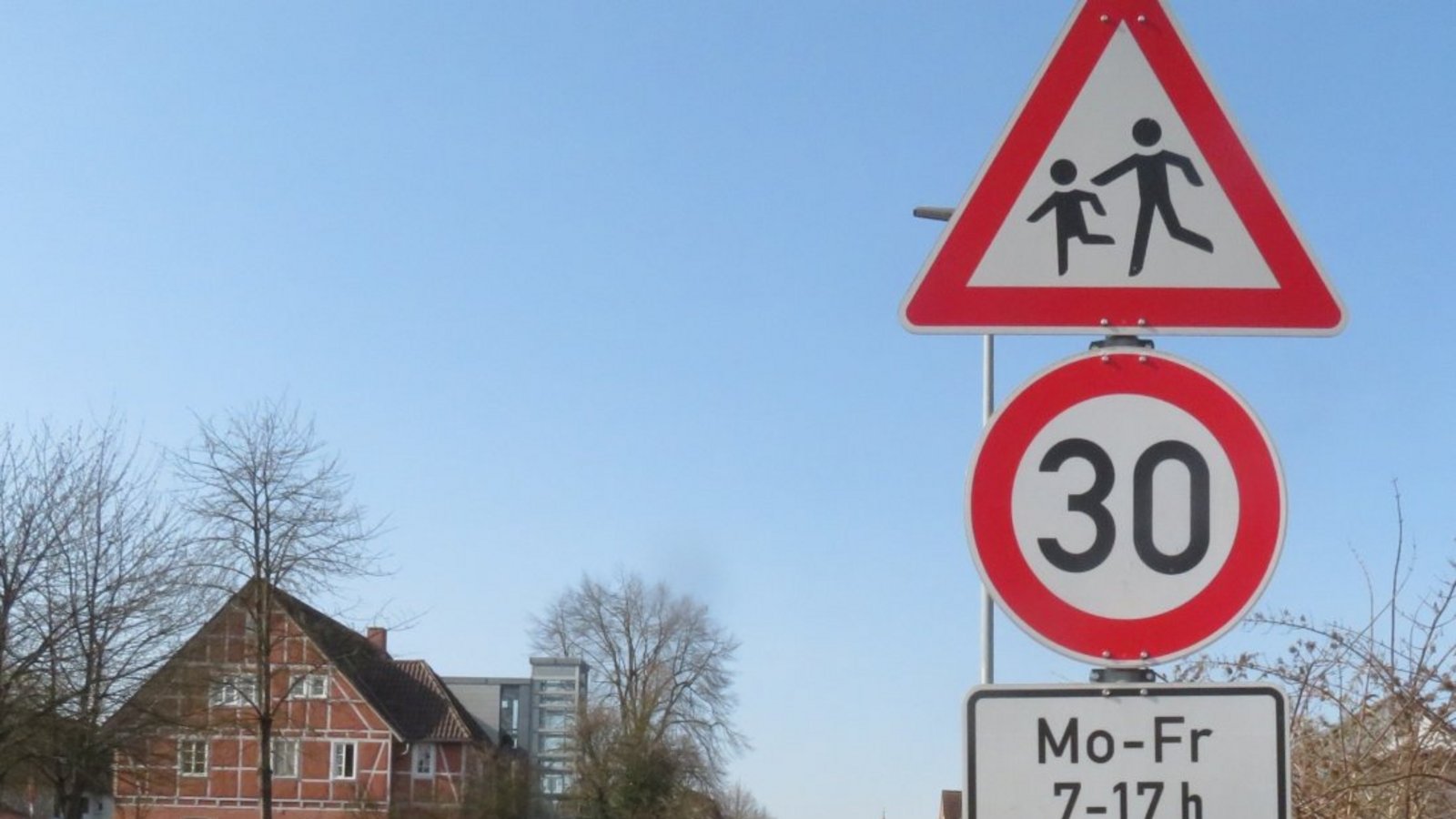 In diesem Abschnitt der Bahnhofstraße in Kleinglattbach soll laut Lärmaktionsplan zukünftig ganztägig Tempo 30 gelten. Foto: Arning In diesem Abschnitt der Bahnhofstraße in Kleinglattbach soll laut Lärmaktionsplan zukünftig ganztägig Tempo 30 gelten. Foto: Arning
