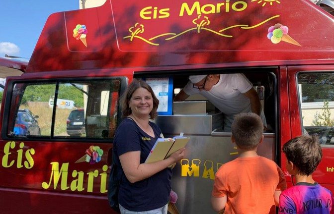 Ein schöner Schluss ziert alles: Am letzten Schultag gab es in Horrheim für alle Kinder der Grundschule und des Kindergartens Horrheim eine Kugel Eis zum Ferienstart. Die Erfrischung wurde vom Kinder- und Jugendfreizeitverein Horrheim spendiert.  <span class='image-autor'>Foto: p</span>