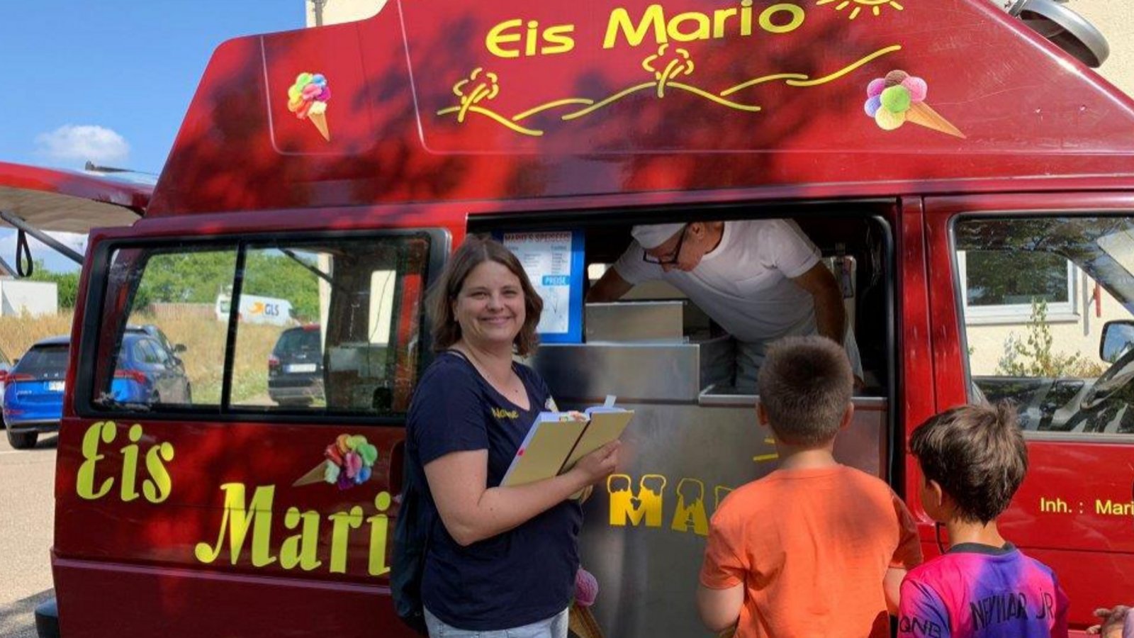 Ein schöner Schluss ziert alles: Am letzten Schultag gab es in Horrheim für alle Kinder der Grundschule und des Kindergartens Horrheim eine Kugel Eis zum Ferienstart. Die Erfrischung wurde vom Kinder- und Jugendfreizeitverein Horrheim spendiert. Foto: p Ein schöner Schluss ziert alles: Am letzten Schultag gab es in Horrheim für alle Kinder der Grundschule und des Kindergartens Horrheim eine Kugel Eis zum Ferienstart. Die Erfrischung wurde vom Kinder- und Jugendfreizeitverein Horrheim spendiert. Foto: p