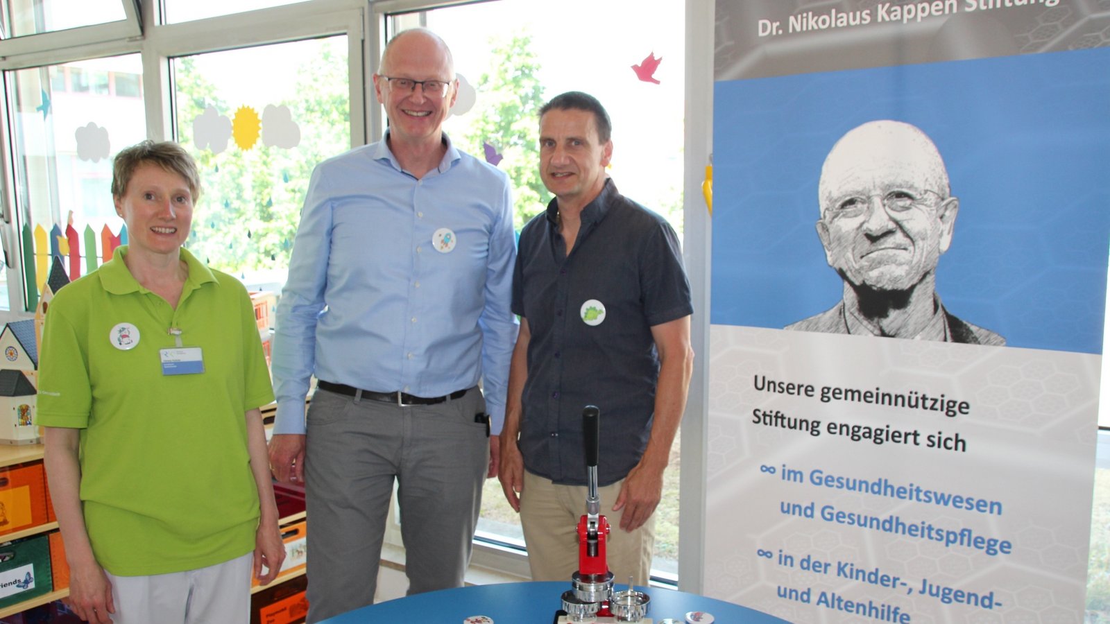RKH-Klinik Ludwigsburg Kinderklinik Spende (von links): Verena Kuhnle, Spielzimmer, und Prof. Dr. Jochen Meyburg, Ärztlicher Direktor der Klinik für Kinder- und Jugendmedizin, freuten sich sehr über die Spende, überreicht von Siegfried Eberlein, Vorsitzender des Stiftungsvorstands der Dr. Nikolaus Kappen Stiftung Foto: p