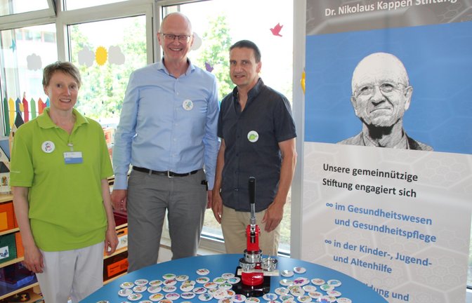 RKH-Klinik Ludwigsburg Kinderklinik Spende (von links): Verena Kuhnle, Spielzimmer, und Prof. Dr. Jochen Meyburg, Ärztlicher Direktor der Klinik für Kinder- und Jugendmedizin, freuten sich sehr über die Spende, überreicht von Siegfried Eberlein, Vorsitzender des Stiftungsvorstands der Dr. Nikolaus Kappen Stiftung Foto: p 