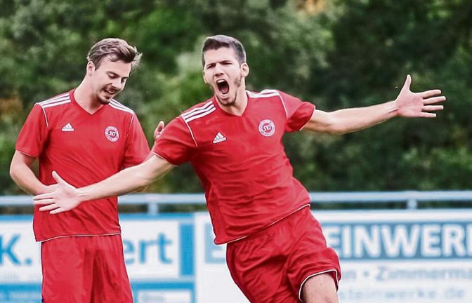 Tobias Benz (rechts) bejubelt einen seiner zwei Treffer für den SV Illingen. Foto: Simecek