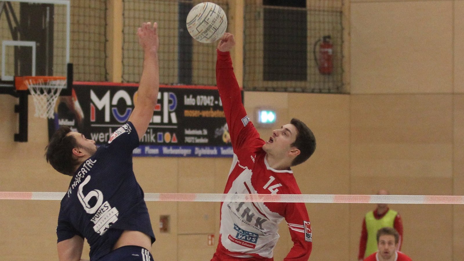 Jakob Kilpper (Mitte) vom TV Vaihingen sieht sich bei diesem Rückschlag mit Marcel Stoklasa vom TV Käfertal konfrontiert. Foto: Dittrich