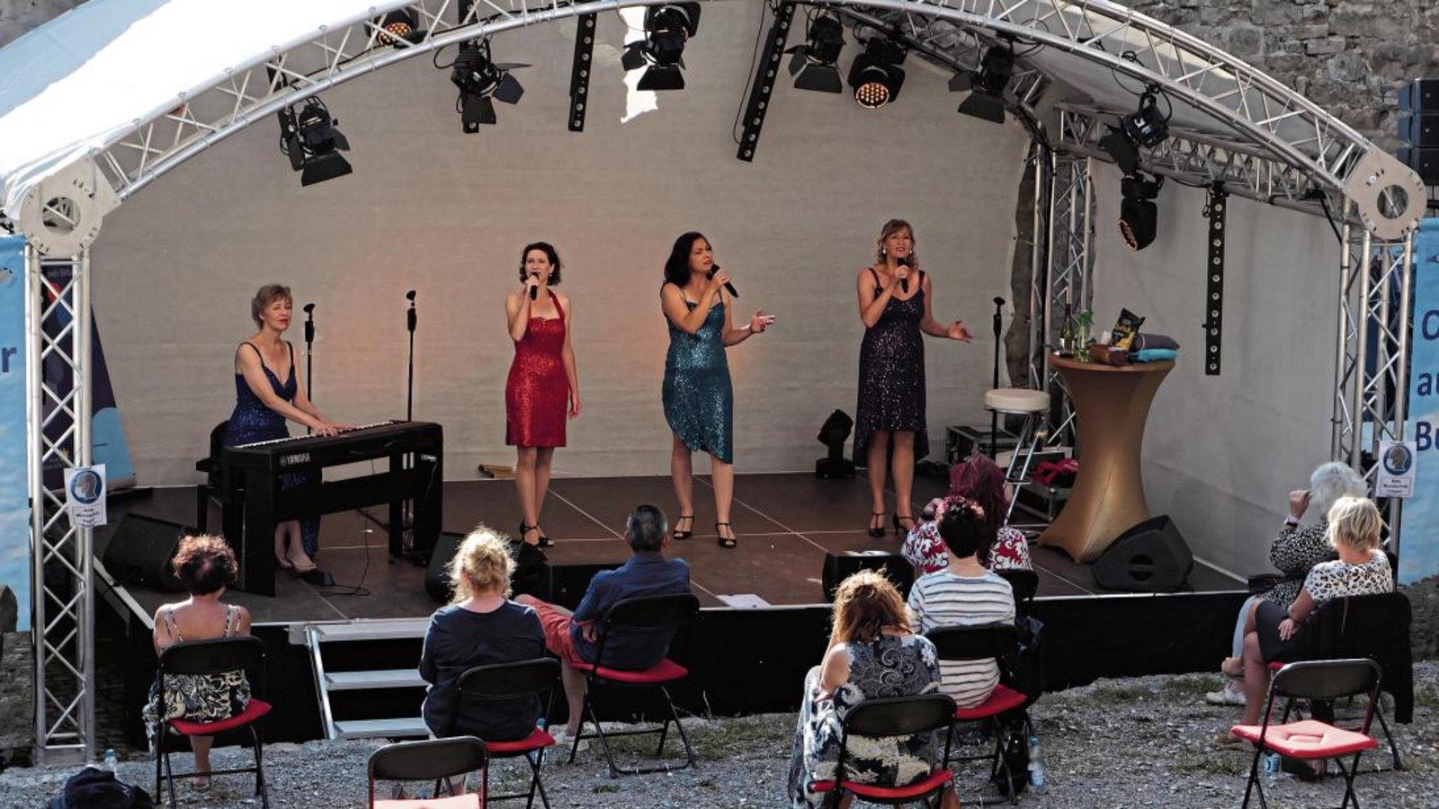 „Ist das schön“: Die Künstler von „Schöne Mannheims“ genießen es, wieder vor einem klassischen Publikum zu stehen. Fotos: Friedrich „Ist das schön“: Die Künstler von „Schöne Mannheims“ genießen es, wieder vor einem klassischen Publikum zu stehen. Fotos: Friedrich