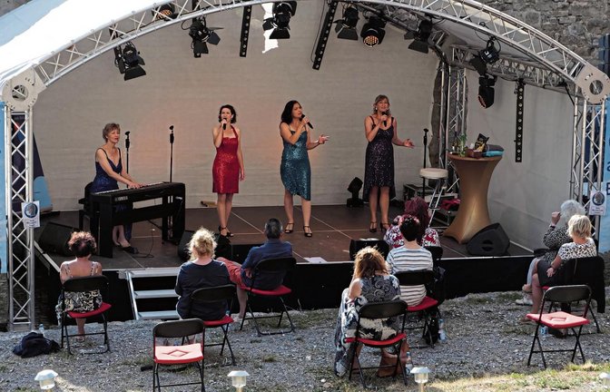 „Ist das schön“: Die Künstler von „Schöne Mannheims“ genießen es, wieder vor einem klassischen Publikum zu stehen.  Fotos: Friedrich
