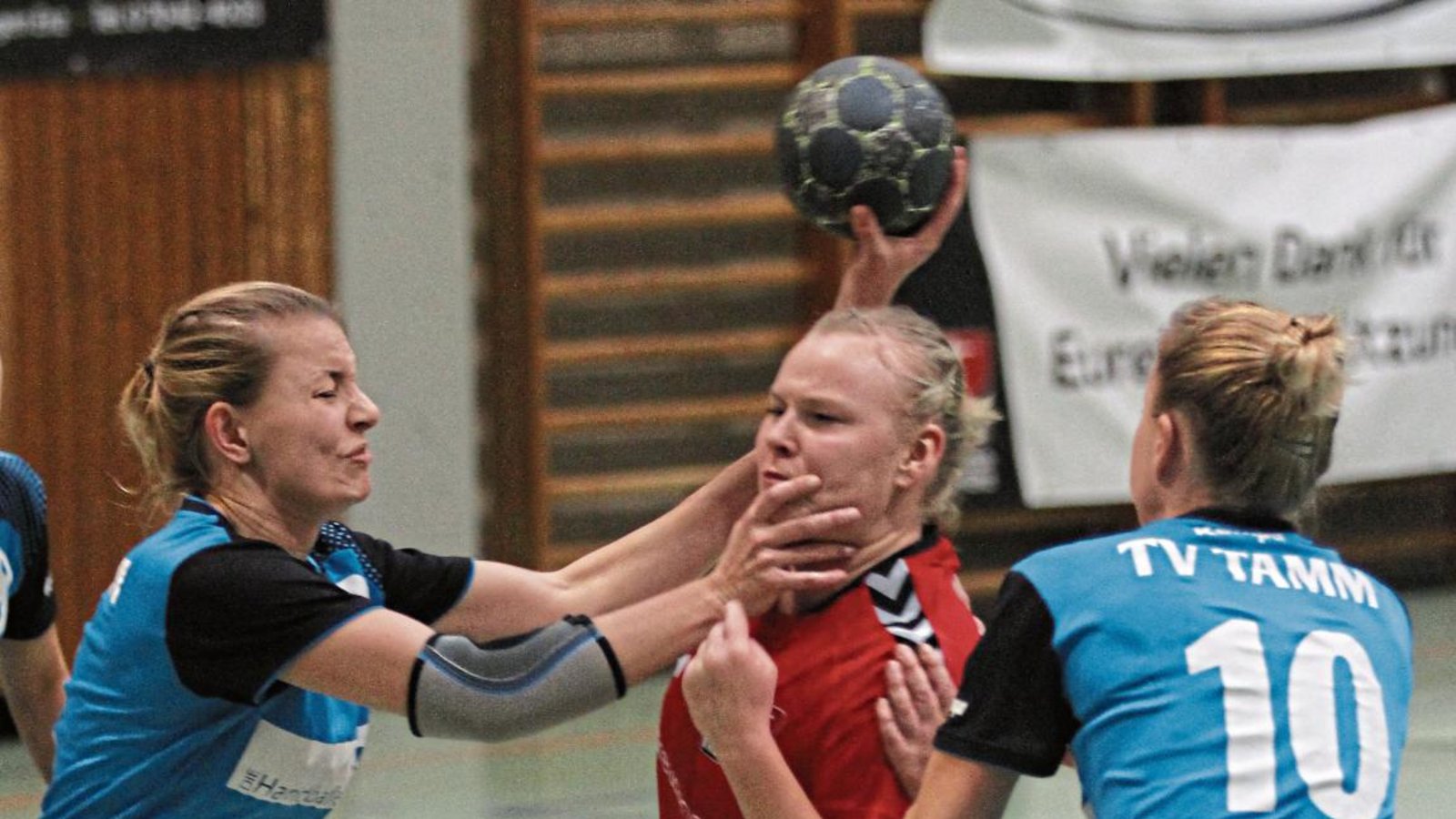 Sophie-Celine Luncz (Mitte) und die Handballerinnen des HC Metter-Enz können sich auf einen richtigen Kampf gegen den TV Mundelsheim einstellen. Nur mit einem Sieg gegen den Drittletzten bleibt die Hoffnung beim Schlusslicht bestehen, den Klassenerhalt zu schaffen. Foto: Nachreiner Sophie-Celine Luncz (Mitte) und die Handballerinnen des HC Metter-Enz können sich auf einen richtigen Kampf gegen den TV Mundelsheim einstellen. Nur mit einem Sieg gegen den Drittletzten bleibt die Hoffnung beim Schlusslicht bestehen, den Klassenerhalt zu schaffen. Foto: Nachreiner