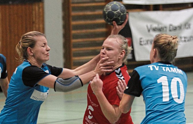 Sophie-Celine Luncz (Mitte) und die Handballerinnen des HC Metter-Enz können sich auf einen richtigen Kampf gegen den TV Mundelsheim einstellen. Nur mit einem Sieg gegen den Drittletzten bleibt die Hoffnung beim Schlusslicht bestehen, den Klassenerhalt zu schaffen. Foto: Nachreiner