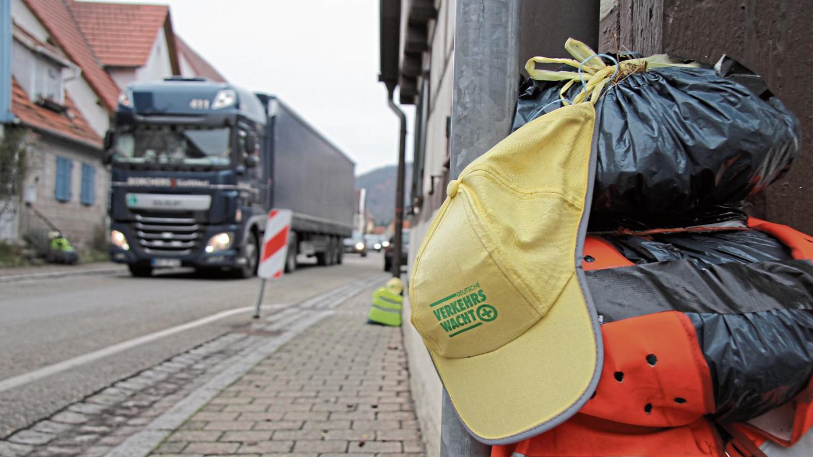 Mit Säcken in Warnwesten und mit Verkehrswacht-Mützen weisen die Bürger am Straßenrand auf die zunehmende Verkehrsbelastung in Ochsenbach, insbesondere durch Lkw, hin. Foto: Banholzer Mit Säcken in Warnwesten und mit Verkehrswacht-Mützen weisen die Bürger am Straßenrand auf die zunehmende Verkehrsbelastung in Ochsenbach, insbesondere durch Lkw, hin. Foto: Banholzer