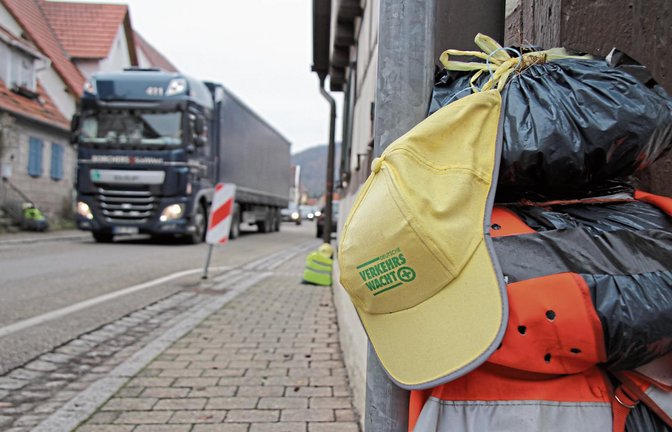 Mit Säcken in Warnwesten und mit Verkehrswacht-Mützen weisen die Bürger am Straßenrand auf die zunehmende Verkehrsbelastung in Ochsenbach, insbesondere durch Lkw, hin.  Foto: Banholzer