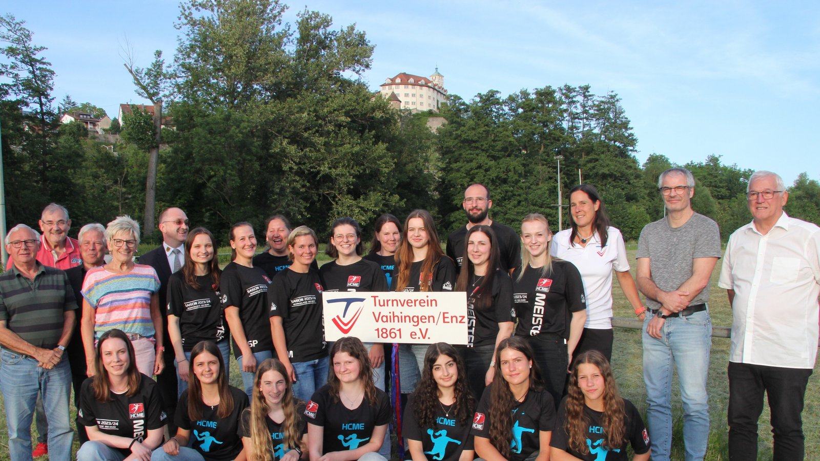 Ehrungsabend auf dem Vereinsgelände am Alten Badplatz: Vertreter des TV Vaihingen und verschiedener Sportverbände zeichnen langjährige Übungsleiter sowie erfolgreiche Sportlerinnen und Sportler aus.  Foto: Banholzer