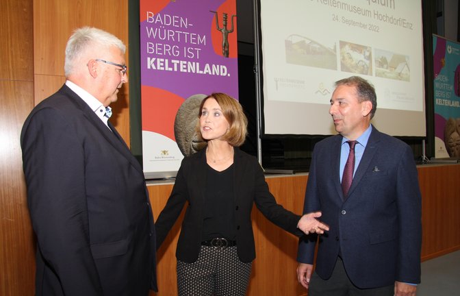 Staatssekretärin Petra Olschowski wurde von Bürgermeister Peter Schäfer (links) und Museumsleiter Thomas Knopf begrüßt.  <span class='image-autor'>Foto: Banholzer</span>