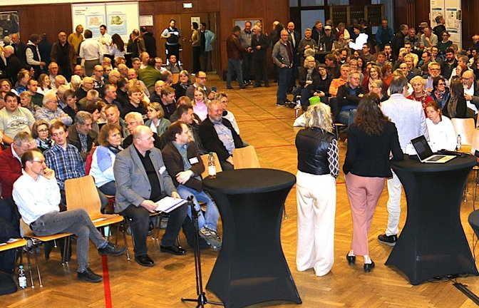 Kurz vor dem offiziellen Beginn der Veranstaltung in Enzweihingen am Donnerstagabend sind die Sitzplätze in der Turn- und Festhalle schon sehr rar.  <span class='image-autor'>Fotos: Rücker</span>