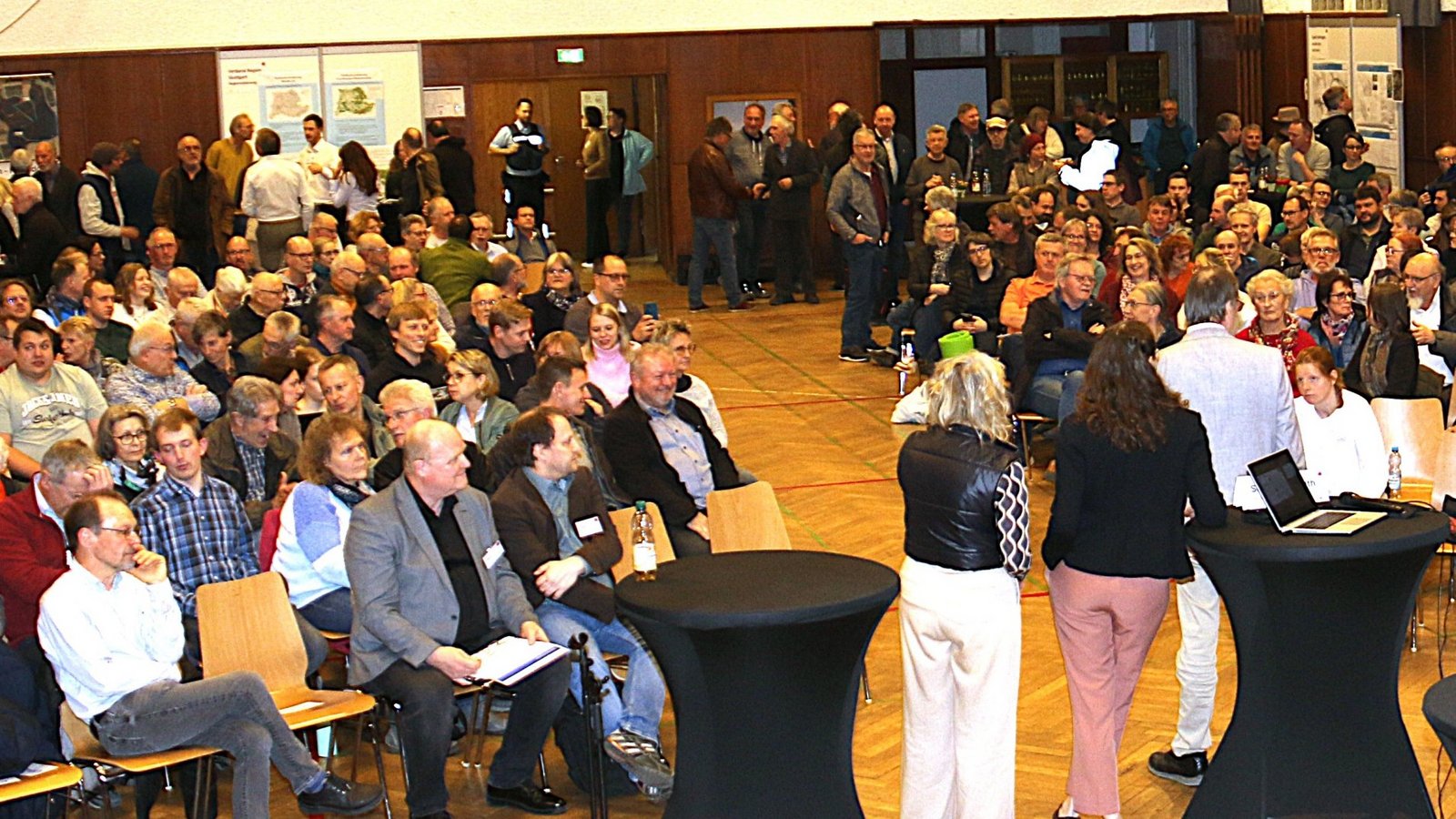 Kurz vor dem offiziellen Beginn der Veranstaltung in Enzweihingen am Donnerstagabend sind die Sitzplätze in der Turn- und Festhalle schon sehr rar.  Fotos: Rücker