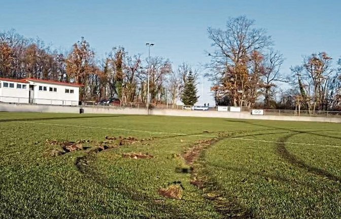 In der Nacht von Montag auf Dienstag wurde zwischen 20.30 Uhr und 8 Uhr morgens die beiden Rasenplätze des TSV Nussdorf mit einem Kraftfahrzeug mutwillig und mit voller Absicht stark beschädigt und vorerst unbespielbar gemacht. „Wir sind voller Wut, Unverständnis und Enttäuschung. Wir als Verein betreiben, nicht wie viele andere Vereine, die Sportstätte in Eigenverantwortung und sind selbst für die Pflege und Instandhaltung der Plätze inklusive der Kosten zuständig. Was in zahlreichen ehrenamtlichen Stunden gepflegt und gehegt wird, wurde innerhalb Sekunden zerstört. Ein Trainingsbetrieb ist nur noch sehr eingeschränkt möglich“, schreibt der TSV Nussdorf. Die Tat wurde bei der Polizei zur Anzeige gebracht. Hinweise dürfen bei der Polizei gemeldet werden. Es wird auf den zielführenden Hinweis eine Belohnung in Höhe von 500 Euro ausgesetzt, teilt der Verein abschließend mit. Foto: p